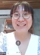 戴着眼镜的人在微笑
中度可信度描述已自动生成